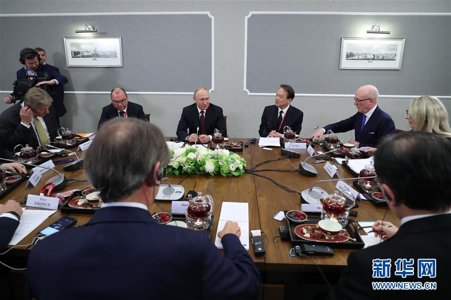 (新華網(wǎng))(2)俄羅斯總統(tǒng)普京會見世界主要通訊社及媒體組織負責人