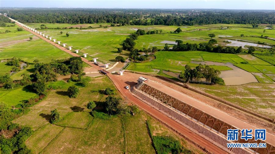 (國際·圖文互動)(3)中老鐵路上的絢爛長虹——老撾楠科內河特大橋主體工程完工側記