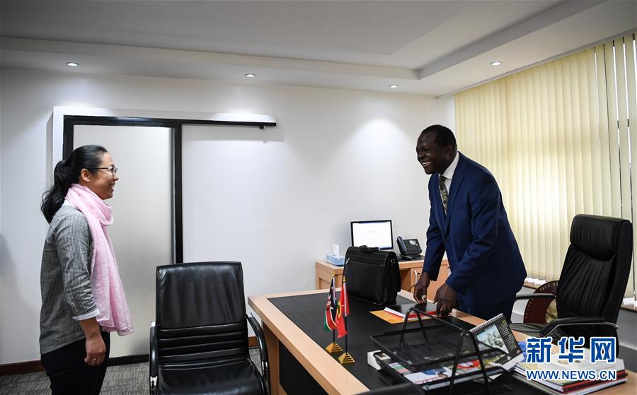 (國際·中非合作論壇·圖文互動)(2)通訊:肯尼亞執(zhí)政黨總書記跟我學中文