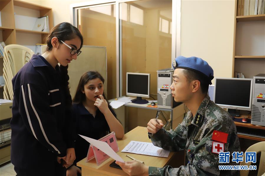 （新華網(wǎng)）（1）接力義診　傳遞友誼&mdash;&mdash;記中國赴黎維和醫(yī)療分隊在當?shù)貙W校義診