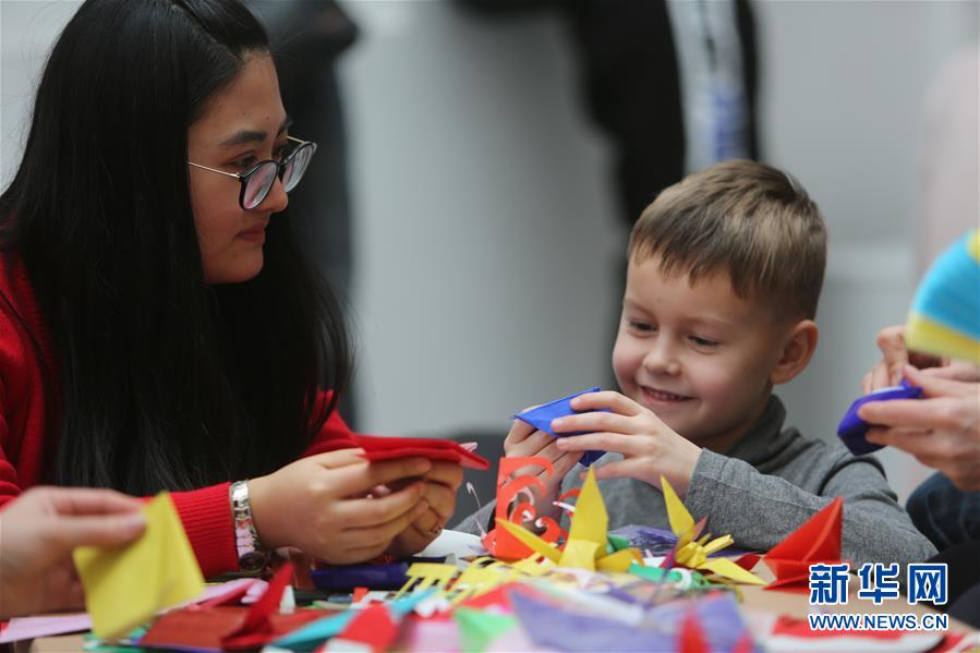 (國際·圖文互動)(2)白俄羅斯國家美術(shù)館里的中國年
