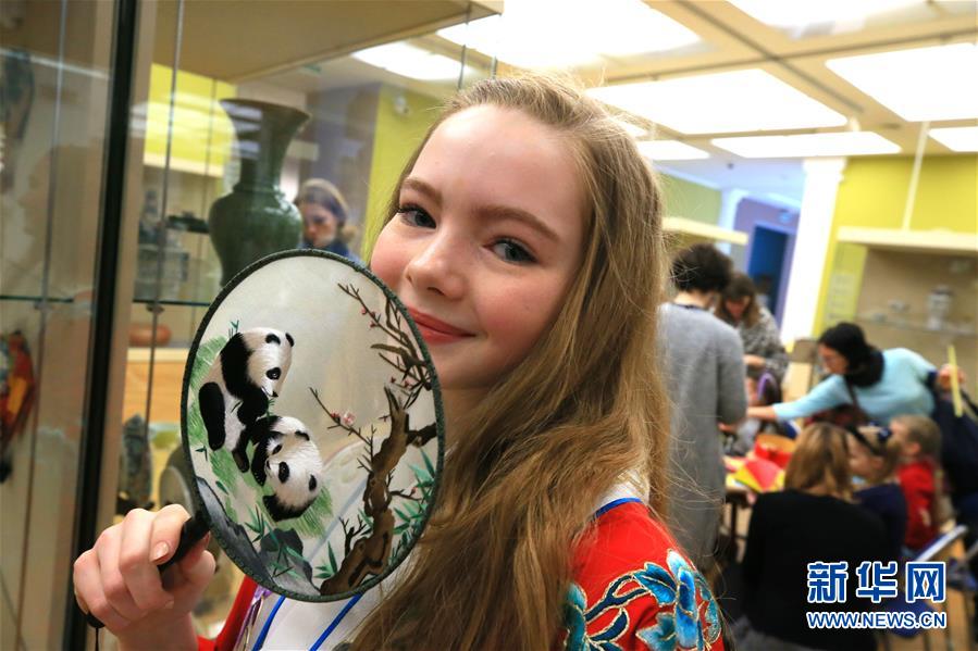 (國際·圖文互動)(3)白俄羅斯國家美術(shù)館里的中國年