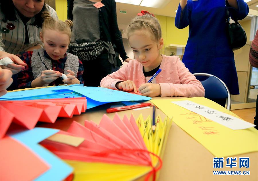 (國際·圖文互動)(4)白俄羅斯國家美術(shù)館里的中國年