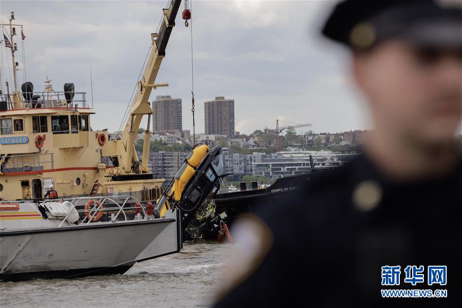 (國際)(2)一架小型直升機(jī)墜入紐約哈得孫河