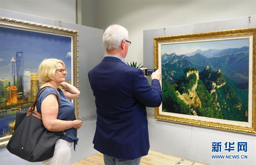 （國(guó)際&middot;圖文互動(dòng)）（3）上海絨繡歐洲交流展在布魯塞爾開幕