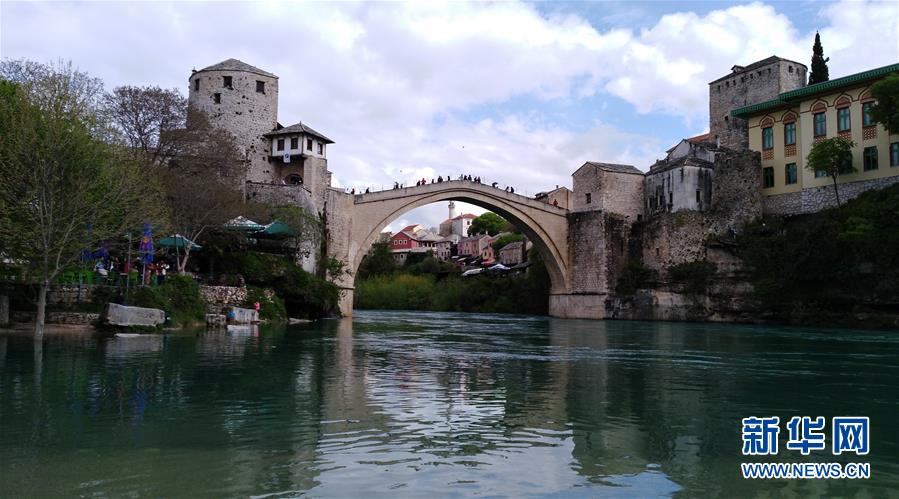 (國際·圖文互動(dòng))(1)通訊:波黑莫斯塔爾古橋上的跳水人