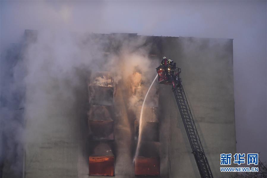 (國(guó)際)(1)斯洛伐克東部一居民樓燃?xì)獗ㄖ?人死亡