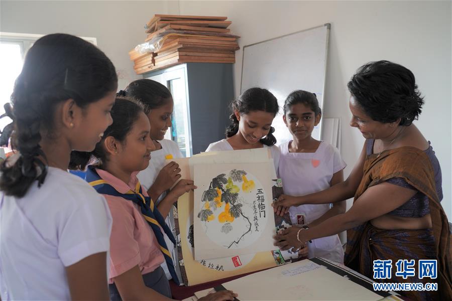 (國際·圖文互動)(3)通訊:“愛心是我們抗擊疾病最強(qiáng)的力量”——記斯里蘭卡德薇女子學(xué)校師生收到彭麗媛復(fù)信