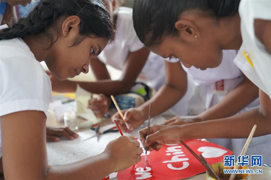 (國際·圖文互動)(4)通訊:“愛心是我們抗擊疾病最強(qiáng)的力量”——記斯里蘭卡德薇女子學(xué)校師生收到彭麗媛復(fù)信