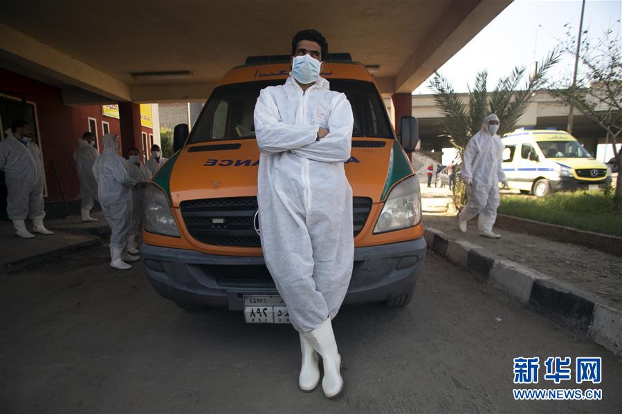 (國際疫情·圖文互動)(2)通訊:埃及救護(hù)車?yán)锏?ldquo;逆行者”