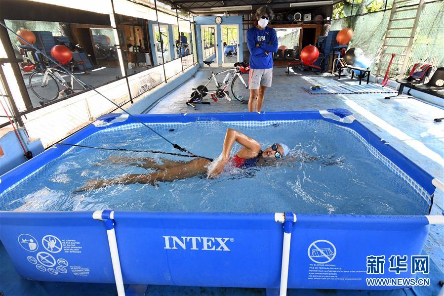 （全球抗疫進(jìn)行時&middot;圖文互動）（4）屋頂上的訓(xùn)練場&mdash;&mdash;古巴鐵人三項運動員疫情下居家訓(xùn)練備戰(zhàn)奧運會