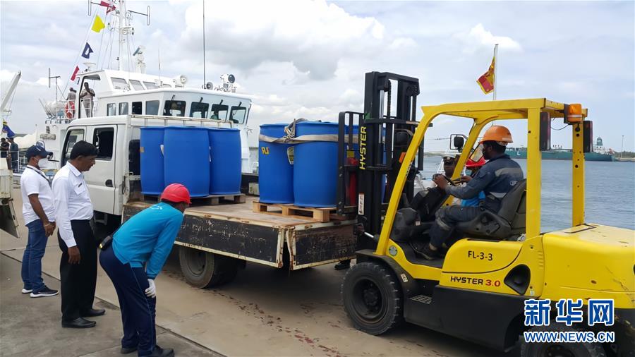 (國際·圖文互動)(3)在斯里蘭卡中國專家和中資企業(yè)助力油輪滅火