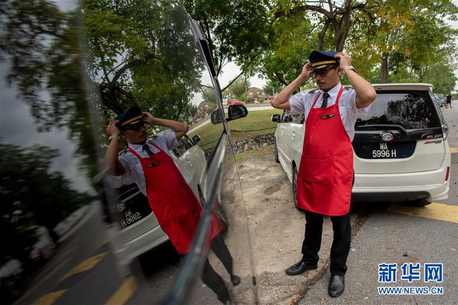 （國際&middot;圖文互動）（1）通訊：前方總有機遇&mdash;&mdash;記馬來西亞一位飛行員疫情下擺攤再就業(yè)