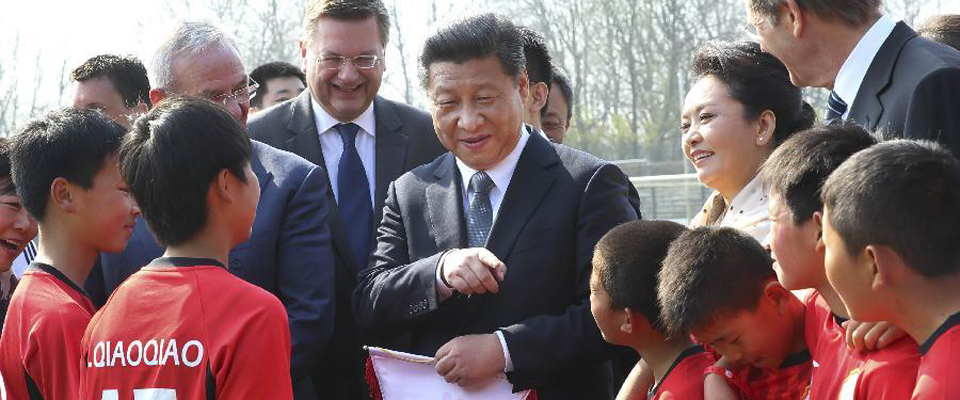 習(xí)近平看望在德國訓(xùn)練的中國少年足球運(yùn)動(dòng)員