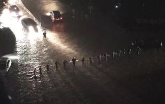 暴雨中的&ldquo;最美人墻&rdquo;找到了！