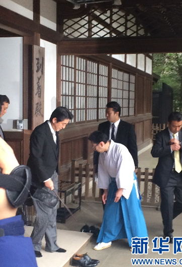 安倍為何不顧?quán)彿磳Γ瑘?zhí)意參拜？