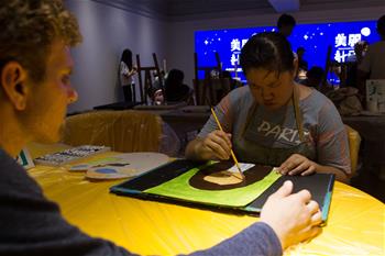 教&ldquo;天真者&rdquo;作畫