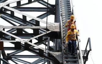 烈日下的&ldquo;護橋衛(wèi)士&rdquo;